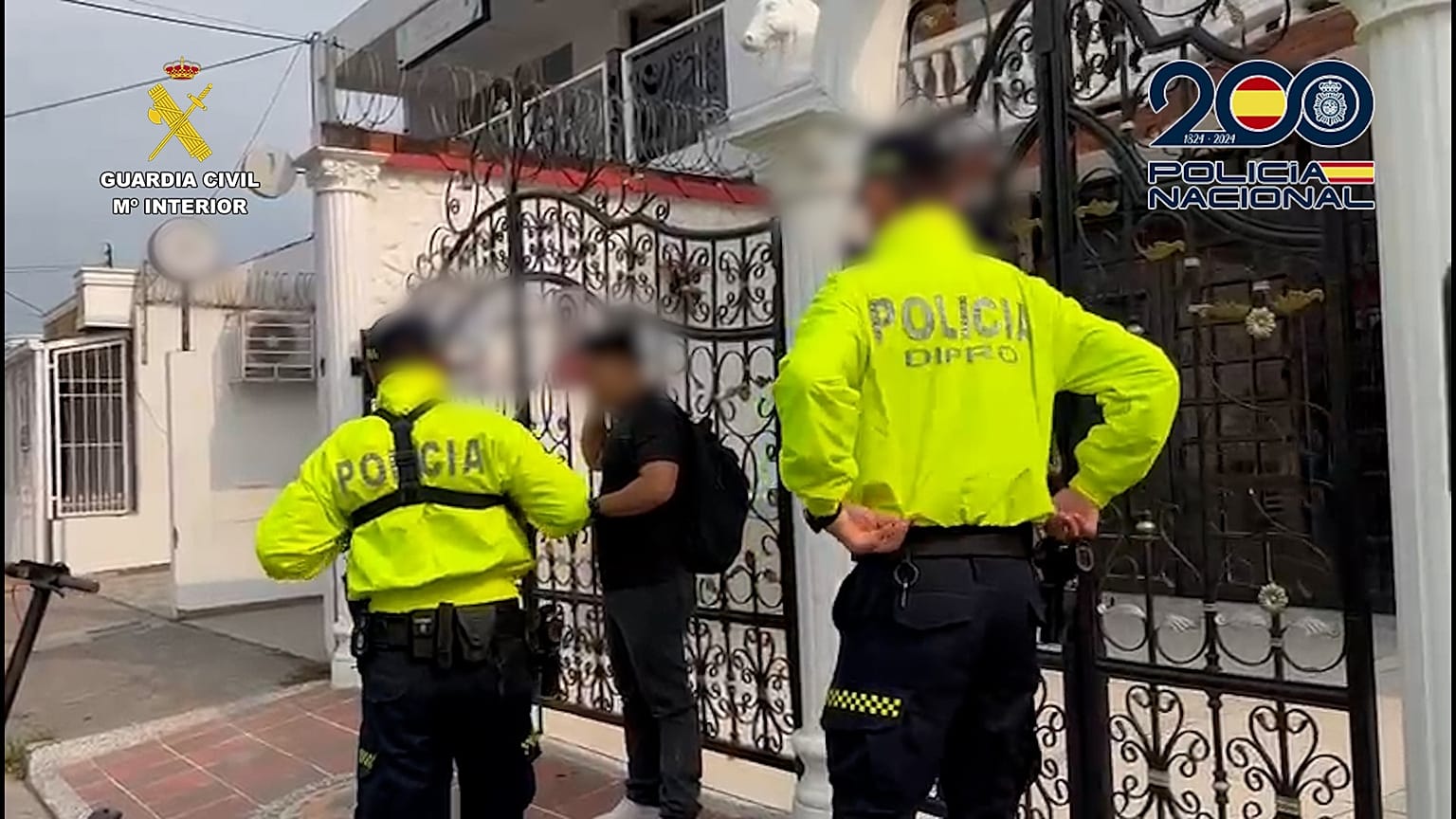 Agentes de la Policía colombiana deteniendo al acusado