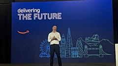 Amazon İngiltere ve İrlanda Ülke Müdürü ve Başkan Yardımcısı John Boumphrey, İngiltere Dartford’daki Amazon lojistik merkezinde düzenlenen Delivering the Future etkinliğinde konuşuyor.
