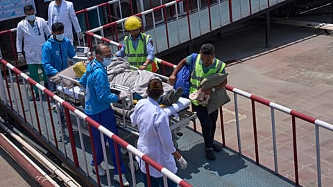 Sanitarios trasladan a Dawa Sherpa, guía de montaña desaparecido varios días en la zona del Everest, para ser atendido tras su llegada al Hospital HAMS de Katmandú.