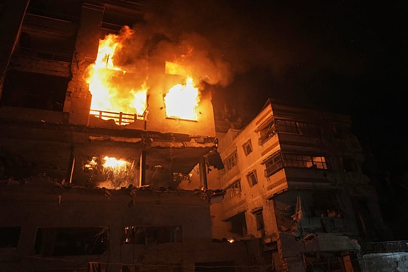 نيران مشتعلة في مبنى سكني إثر غارة إسرائيلية استهدفت حي الرمال في مدينة غزة، بتاريخ 15 مايو/ أيار 2026 