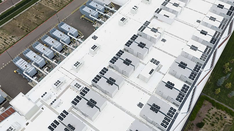 ARŞİV - Bir soğutma sisteminin parçası olan fanlar, 27 Nisan 2026’da Oregon eyaletindeki Hillsboro kentinde bir veri merkezinin çatısında görülüyor.