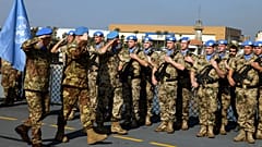 ARCHIVO: El comandante de la FINUL participa en la ceremonia de transferencia del mando de la Fuerza Marítima de la ONU entre Alemania e Italia, el 30 de noviembre de 2009.