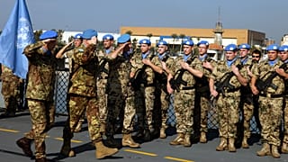 ARCHIVO: El comandante de la FINUL participa en la ceremonia de transferencia del mando de la Fuerza Marítima de la ONU entre Alemania e Italia, el 30 de noviembre de 2009.