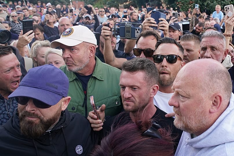 Tommy Robinson bierze udział w proteście przed komisariatem policji w Southampton w Anglii we wtorek, 2 czerwca 2026 r., dotyczącym 18-letniego Henry’ego Nowaka, ofiary ataku 