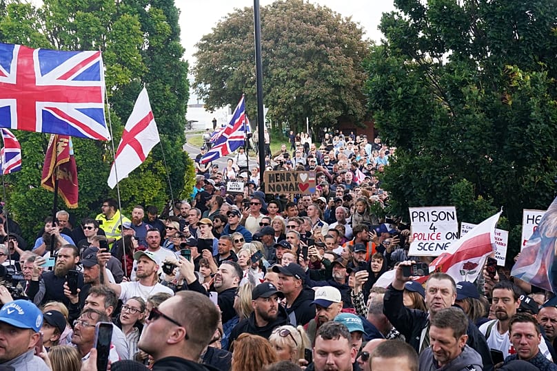Ludzie gromadzą się, by protestować przed komisariatem policji w Southampton w Anglii we wtorek, 2 czerwca 2026 r., po śmiertelnym ugodzeniu nożem Henry’ego Nowaka.