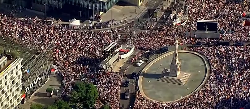 Miles de personas en la Plaza de Colón, esperando el paso del Papamóvil, 7 de junio de 2026