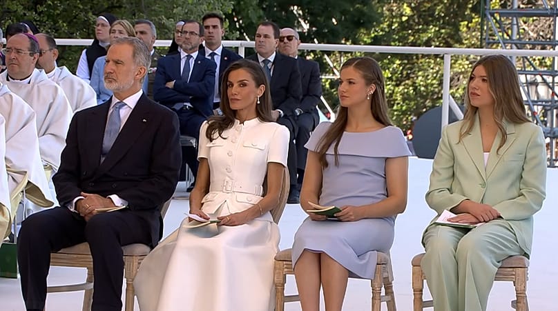 La reina Letizia hace uso de su privilegio como reina católica para vestir de blanco, 7 de junio de 2026