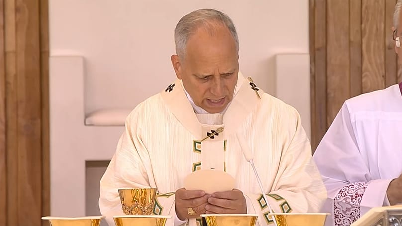 León XIV bendiciendo la hostia sagrada, 7 de junio de 2026