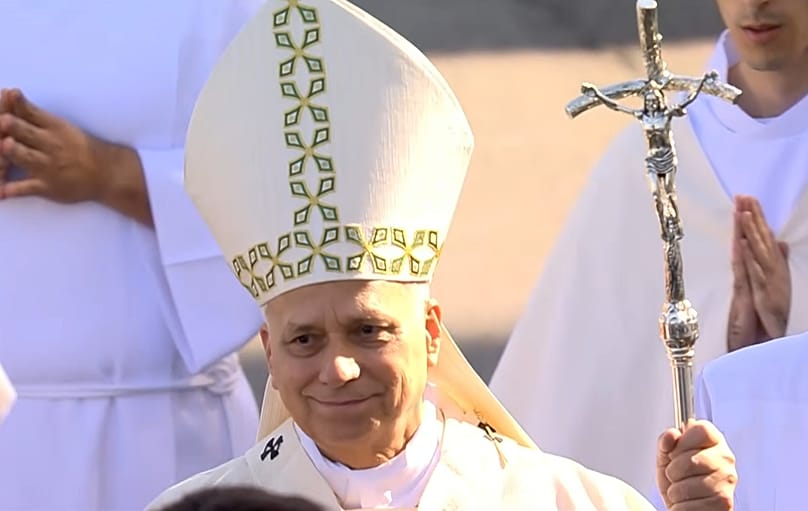 León XIV llegando al altar en la Plaza de Cibeles, 7 de junio de 2026.