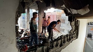 Les habitants de Gaza constatent les destructions après un raid israélien nocturne