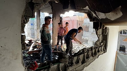 Les habitants de Gaza constatent les destructions après un raid israélien nocturne