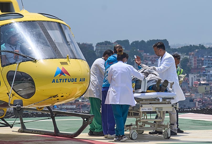 Personal médico traslada a Dawa Sherpa, desaparecido en la región del Everest, tras su llegada al Hospital HAMS en Katmandú, Nepal, el jueves 4 de junio de 2026.