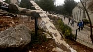 صورة أرشيفية - يمر الناس بجوار نموذج مصغر لطائرة بدون طيار في متحف حربي يديره حزب الله في قرية مليتا، جنوب لبنان