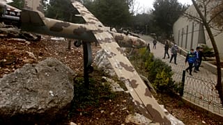 صورة أرشيفية - يمر الناس بجوار نموذج مصغر لطائرة بدون طيار في متحف حربي يديره حزب الله في قرية مليتا، جنوب لبنان