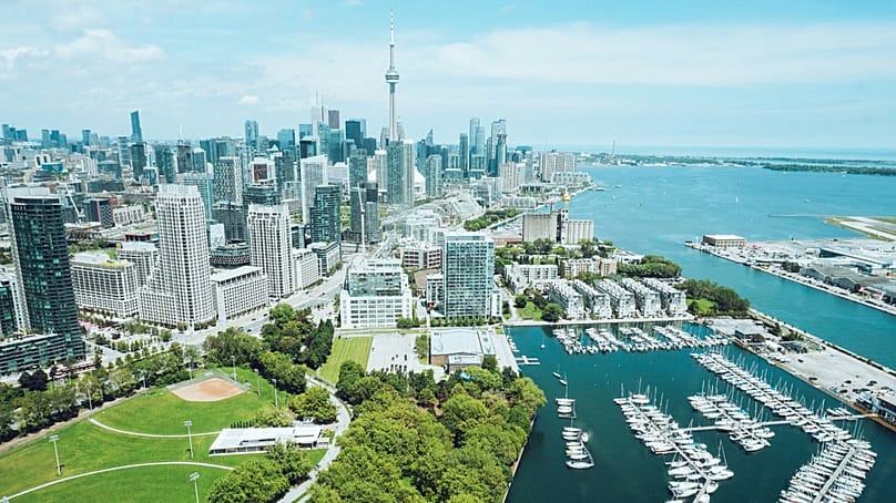 A CN Tower uralja Toronto látképét 