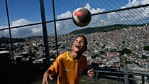 Brésil : le football offre un avenir aux jeunes des favelas de Rio