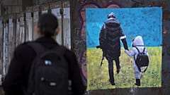 Bulgaristan'ın başkenti Sofya merkezinde bir duvara çizilen, Ukraynalı mültecileri tasvir eden duvar resmi.