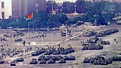 Κινεζικά στρατεύματα και τανκς συγκεντρώνονται στο Πεκίνο μία ημέρα μετά τη στρατιωτική καταστολή στην πλατεία Τιενανμέν, 5 Ιουνίου 1989