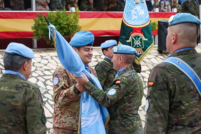 El Force Commander le entrega la bandera de Naciones Unidas al general de brigada Antonio Ortiz Martínez, jefe de la Brilib XLV