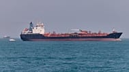 Нефтяной танкер стоит на якоре в Ормузском проливе у Бендер-Аббаса, Иран, в субботу, 2 мая 2026 года.