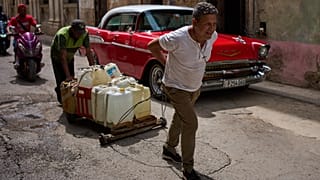 Personas transportan contenedores de agua en La Habana, el miércoles 3 de junio de 2026. (Foto AP/Ramon Espinosa)
