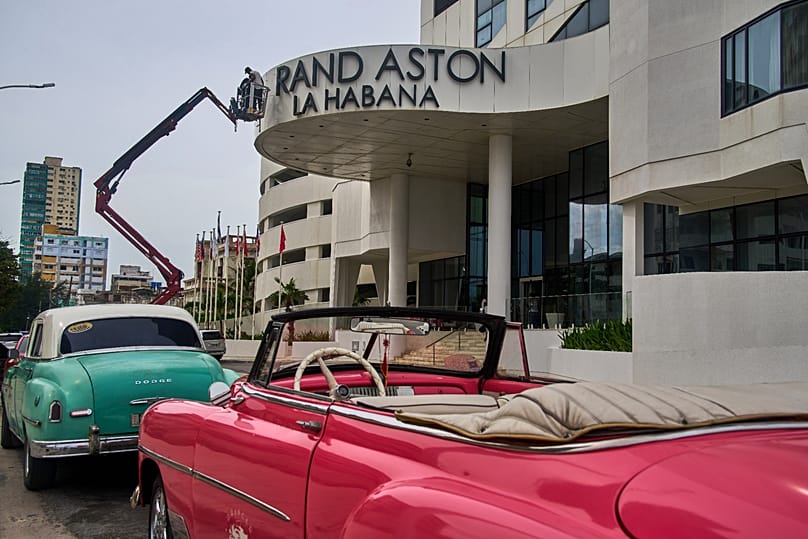 Trabajadores reparan el letrero en el Hotel Grand Aston de La Habana, miércoles 3 de junio de 2026. (Foto AP/Ramon Espinosa)