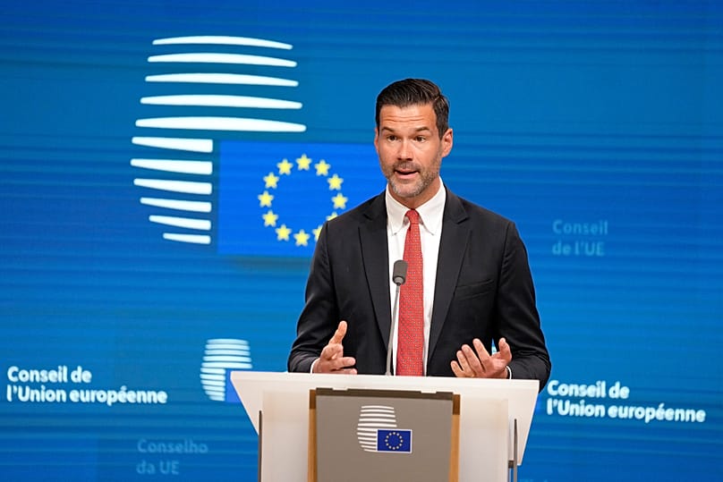 Johan Forssell, atual ministro da Migração da Suécia, discursa numa conferência de imprensa no edifício do Conselho Europeu, 7 de junho 2023