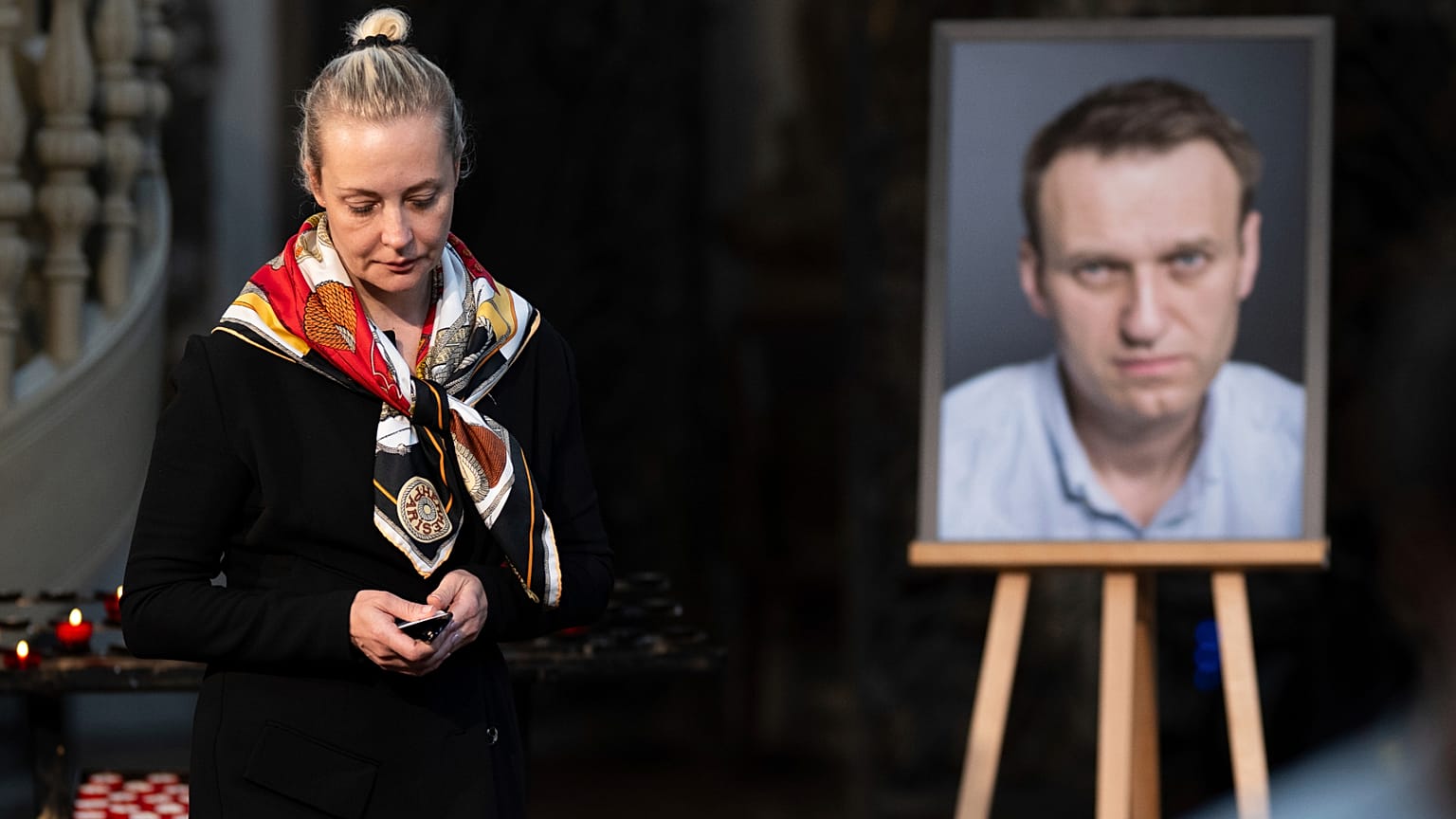 АРХИВ: Вдова российского оппозиционера Юлия Навальная около фотографии Алексея на службе в церкви Святой Марии по случаю его дня рождения, Берлин, 4 июня 2024 г.