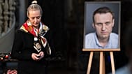 АРХИВ: Вдова российского оппозиционера Юлия Навальная около фотографии Алексея на службе в церкви Святой Марии по случаю его дня рождения, Берлин, 4 июня 2024 г.