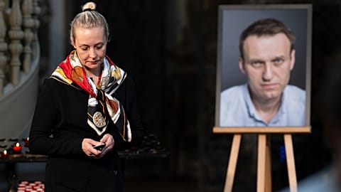 АРХИВ: Вдова российского оппозиционера Юлия Навальная около фотографии Алексея на службе в церкви Святой Марии по случаю его дня рождения, Берлин, 4 июня 2024 г.