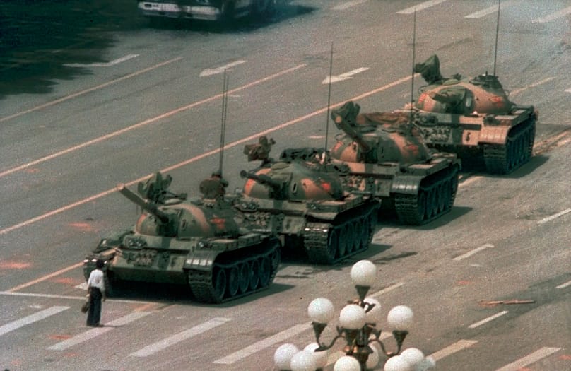 photo d'archive datée du 5 juin 1989, un homme se tient seul devant une colonne de chars se dirigeant vers l'est sur le boulevard Changan, à Pékin, près de la place Tiananmen.
