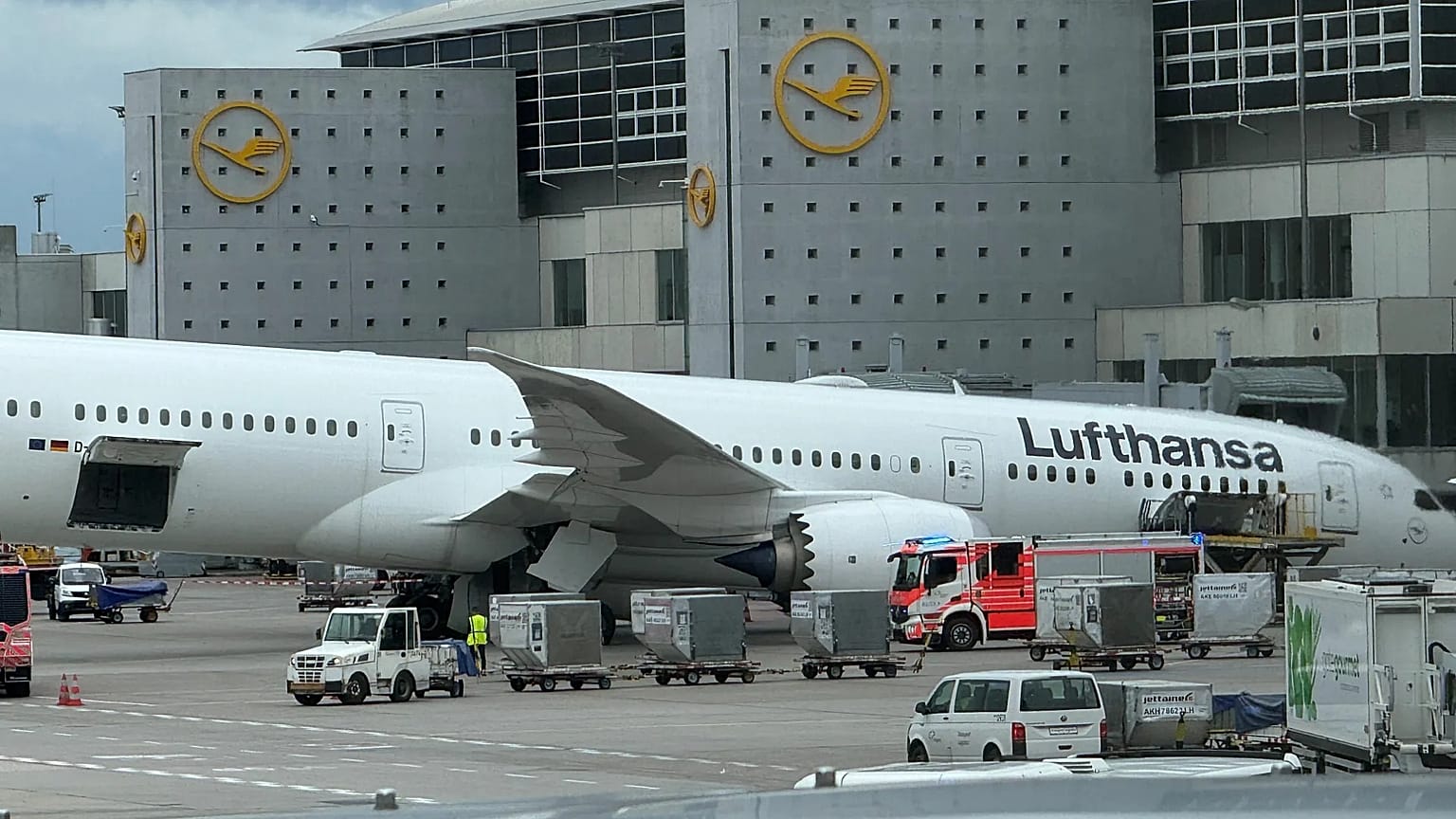 A Lufthansa "Dreamliner " aircraft lies on its nose in front of a terminal at Frankfurt Airport after the nose landing gear collapsed, 4 June, 2026 