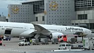 Un avión Dreamliner de Lufthansa yace boca abajo frente a una terminal después de que el tren de aterrizaje delantero colapsara el jueves 4 de junio de 2026 en Fráncfort.