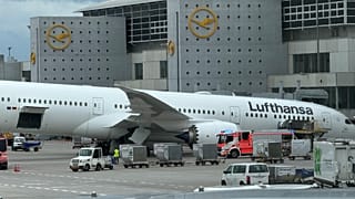 Un avión Dreamliner de Lufthansa yace boca abajo frente a una terminal después de que el tren de aterrizaje delantero colapsara el jueves 4 de junio de 2026 en Fráncfort.