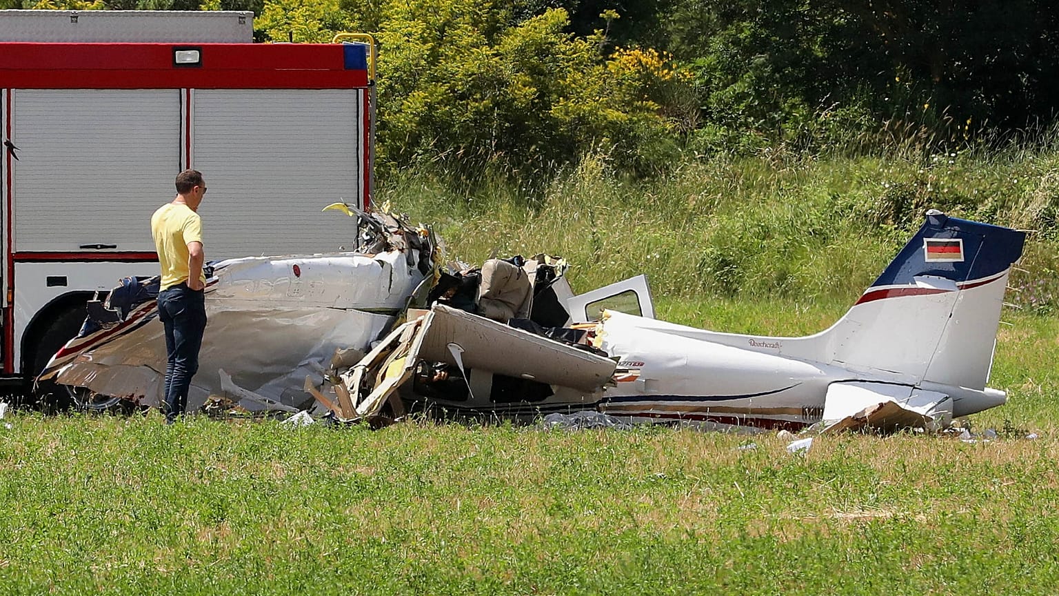 Una persona ispeziona un piccolo aereo precipitato vicino a Medulin, in Croazia, giovedì 4 giugno 2026.
