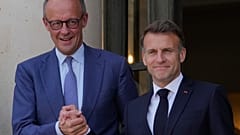 Le président français Emmanuel Macron, à droite, accueille le chancelier allemand Friedrich Merz au palais de l’Élysée, à Paris, le vendredi 17 avril 2026.
