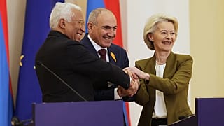 АРХИВ: Премьер-министр Армении Никол Пашинян и председатель Еврокомиссии Урсула фон дер Ляйен пожимают друг другу руки на саммите ЕС–Армения в Ереване, 5 мая 2026 года