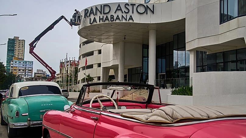 Arbeiter reparieren das Schild des Hotels Grand Aston in Havanna, Mittwoch, 3. Juni 2026. (Foto: AP/Ramon Espinosa)