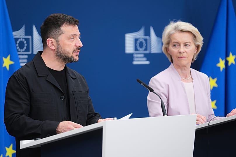 Ursula von der Leyen et le président ukrainien Volodymyr Zelensky participent à une conférence de presse au siège de l'UE à Bruxelles, en Belgique, le dimanche 17 août 2025