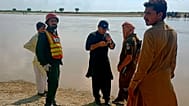 ينسق المسؤولون عملية انتشال الجثث من نهر السند بعد حادث قارب، في منطقة صادق آباد، على بعد حوالي 350 كيلومترًا (210 أميال) جنوب ملتان، باكستان، يوم الاثنين 18 يوليو 2022. (صورة