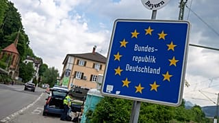 German police officers carry out checks at the border crossing coming from Austria near Kiefersfelden, 15 May, 2025