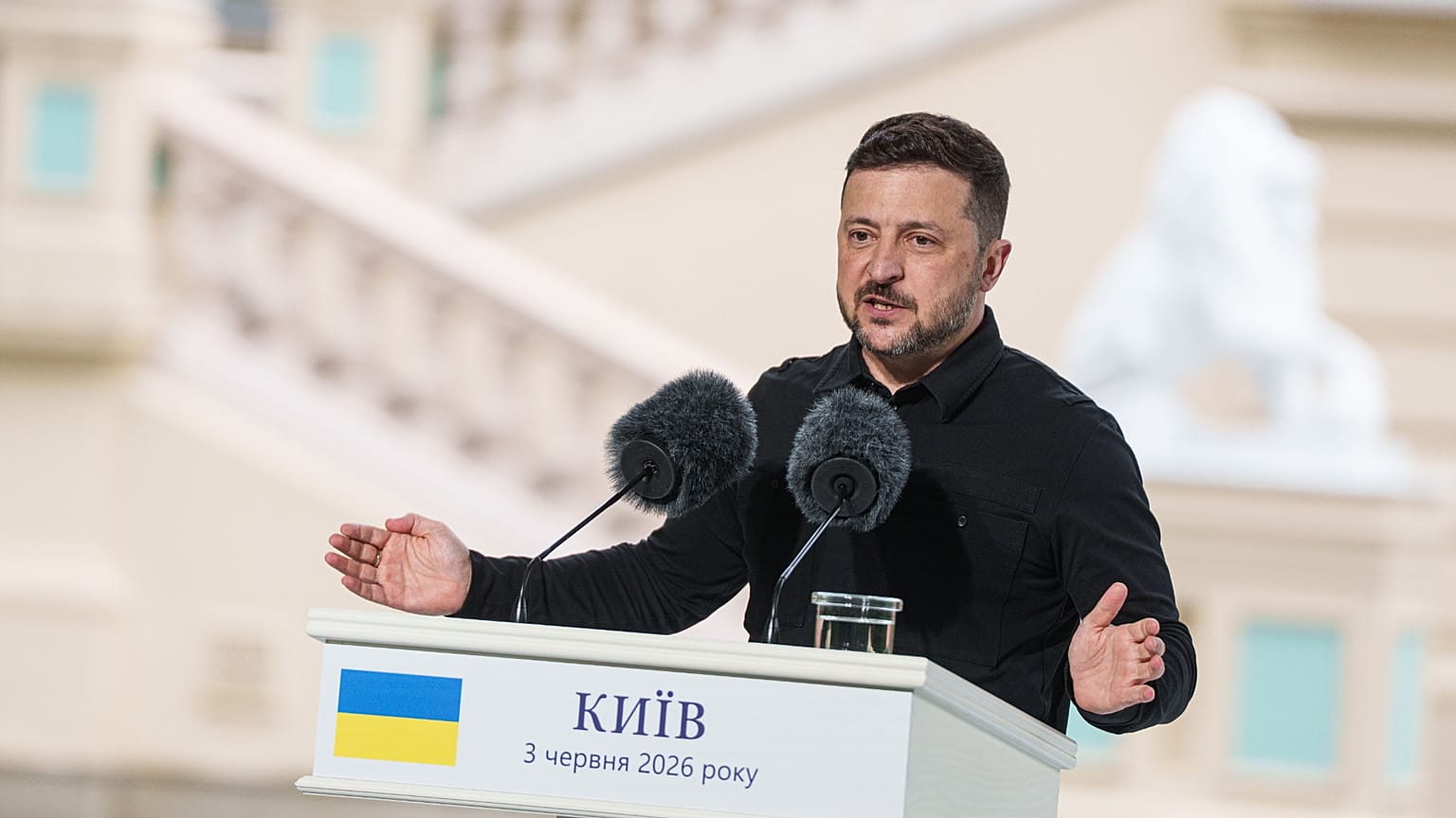 El presidente ucraniano Volodímir Zelenski habla con periodistas en una rueda de prensa con el secretario general de la OTAN, Mark Rutte, en Kiev, el miércoles tres de junio.