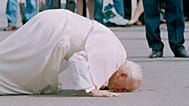 El papa Juan Pablo II besa el suelo a su llegada al aeropuerto de Vilna, Lituania, el 4 de septiembre de 1993.