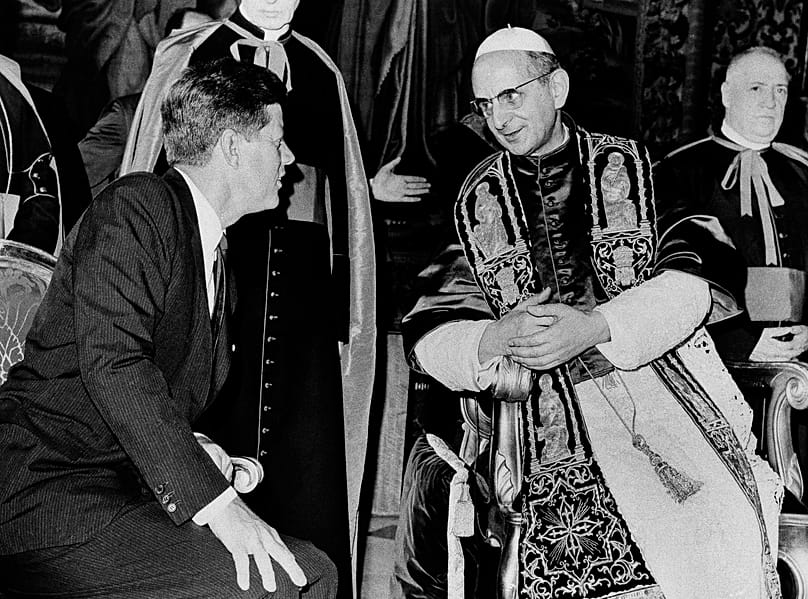 En esta fotografía del 2 de julio de 1963, el presidente John F. Kennedy y el papa Pablo VI, conocido como el 'Papa peregrino', pronuncian un discurso en el Vaticano.
