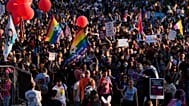 Teilnehmerinnen und Teilnehmer ziehen bei der jährlichen Pride-Parade durch Jerusalem