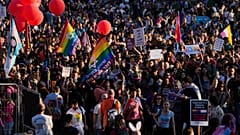 Teilnehmerinnen und Teilnehmer ziehen bei der jährlichen Pride-Parade durch Jerusalem