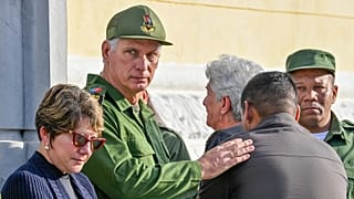 Presidente cubano Miguel Díaz-Canel, acompanhado pela mulher, a primeira-dama Lis Cuesta Peraza de Díaz-Canel, em Havana, Cuba, sexta-feira, 16 de janeiro de 2026