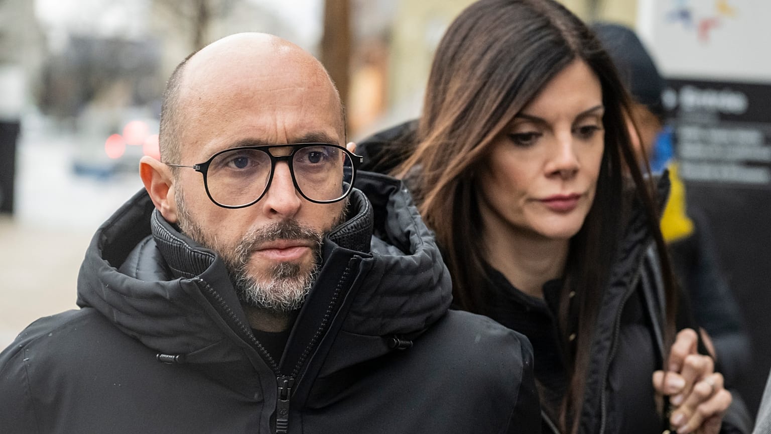 Jacques und Jessica Moretti erscheinen am Mittwoch, dem elften Februar 2026, in Sitten im Kanton Wallis in der Schweiz vor dem Staatsanwalt.