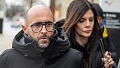Jacques und Jessica Moretti erscheinen am Mittwoch, dem elften Februar 2026, in Sitten im Kanton Wallis in der Schweiz vor dem Staatsanwalt.