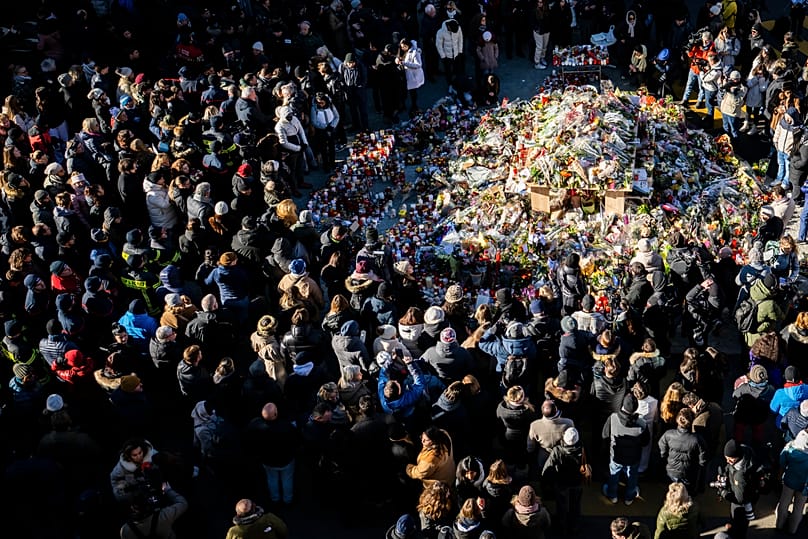 Une foule se rassemble pour un cortège commémoratif à Crans-Montana, dans les Alpes suisses, le dimanche 4 janvier 2026